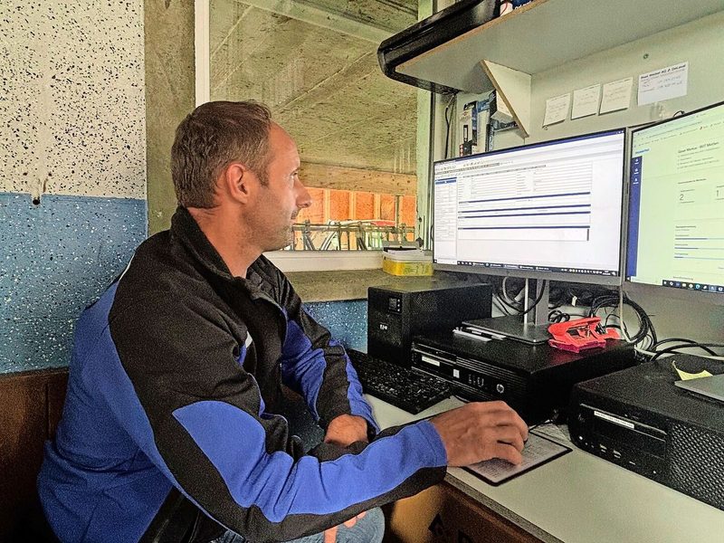 Vor dem täglichen Kontrollgang im Stall geht es für Markus Gaxer an den Computer.