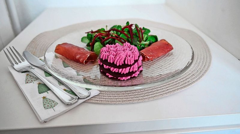 Mit Randen kann man nicht nur Salat machen. Warum nicht einmal eine Mousse als Vorspeise für das Weihnachtsmenü zaubern? Die Mousse ist schnell gemacht und auch optisch ein Blickfang auf dem Teller.