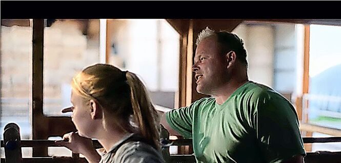 Im Film «Mit Herzblut züchten» spielen Pacsal Henchoz und seine Tochter Lauriane eine wichtige Rolle. Ihre gemeinsame Passion: die Holsteinzucht.