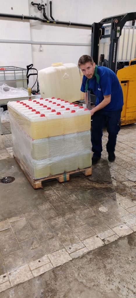 Saubere Ställe mit Reinigungsmittel auf Molkebasis