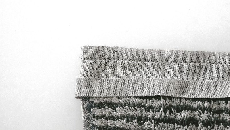 Anstelle von Zierstichen können die Kanten der Frottée-Tücher auch mit Schrägband neu eingefasst werden.