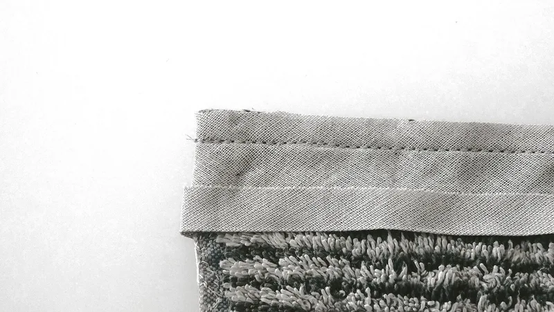 Anstelle von Zierstichen können die Kanten der Frottée-Tücher auch mit Schrägband neu eingefasst werden.