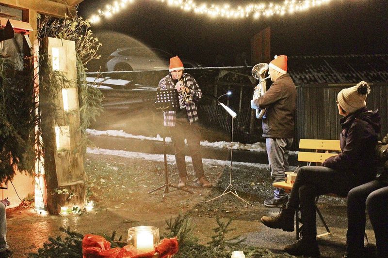 Ein weiterer Höhepunkt am Adventsabend in Vitznau: Die musikalische Darbietung von David und Florian.
