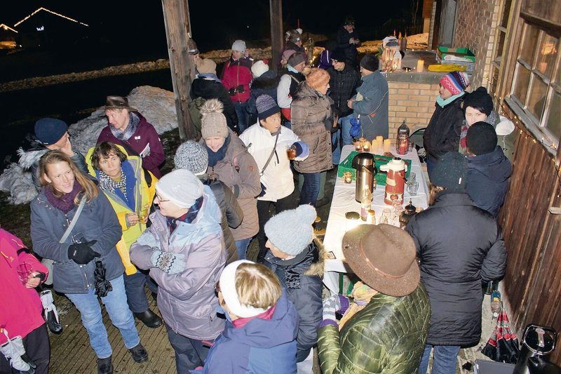 Trotz Regen und anhaltender Kälte läuteten gut 50 Frauen in Heiligkreuz gemeinsam die Adventszeit ein.