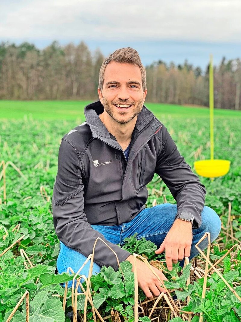 Simon Binder hat eine Saison lang die digitalen Fallen eingesetzt. Im Hintergrund rechts eine herkömmliche Gelbfangschale.