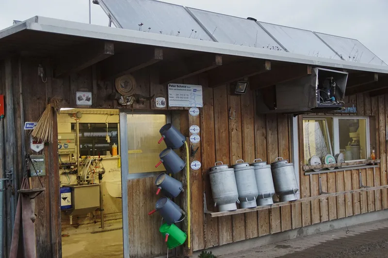 Aussenansicht des Milchzimmers. Darüber, auf dem Dach, sind Sonnenkollektoren installiert.