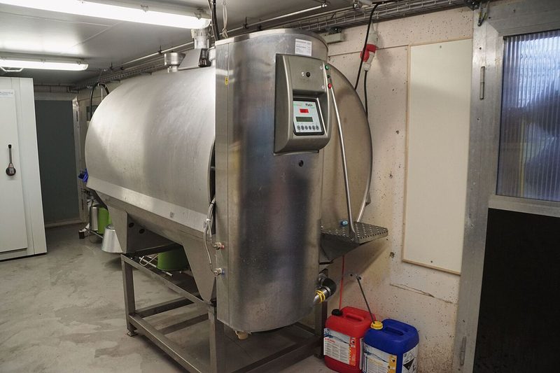 Der 2100 Liter fassende Milchtank auf dem Hof Wagenburg.
