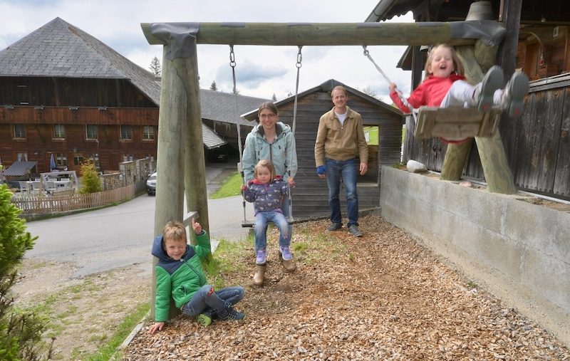 Hof Bachgut im Emmental: Im Hot Pot die Aussicht geniessen