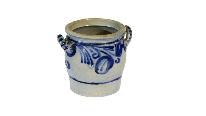 Klassiker: Schmalzhafen mit blauem Dekor.