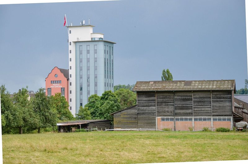 Die Mühle Matzingen (links) gilt als Wahrzeichen der Gemeinde. Ganz in der Nähe ist der Landwirtschaftsbetrieb, auf dem Tina Matzinger aufgewachsen ist und wo sie heute wieder wohnt.