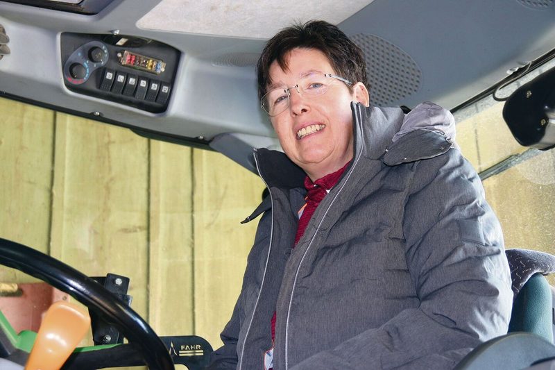 Zwei Traktoren gehören zum Betrieb der Familie. Anita Thommen fährt lieber mit dem etwas kleineren.