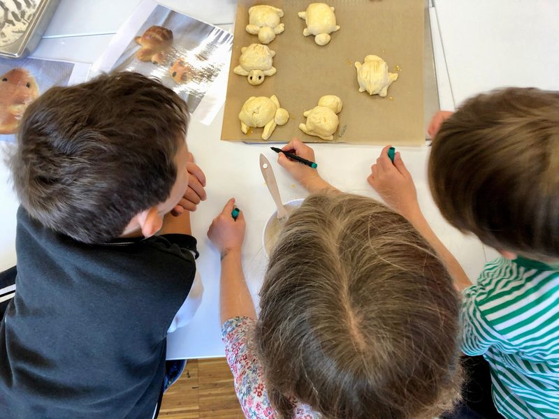 An den Strickhof Schultagen berühren Schüler oft zum ersten Mal eine Kuh