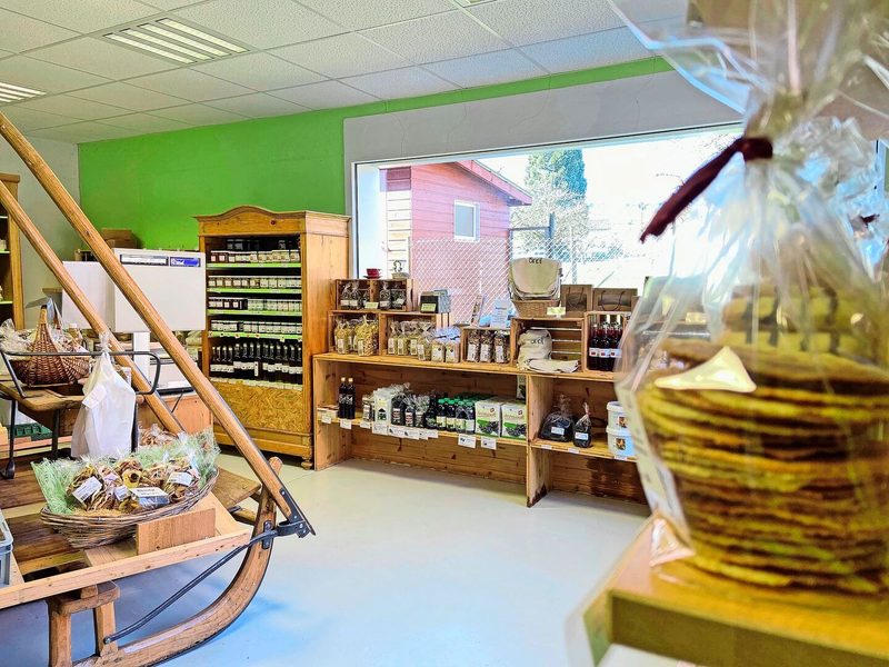 Blick in den schmucken Hofladen des Lindenhofs in Benzenschwil AG: Er ist bedient; mit Diebstählen hat die Familie Vollenweider darum keine Probleme. Die Kundenfrequenz ist mit täglich 30 bis 150 Personen sehr unterschiedlich.
