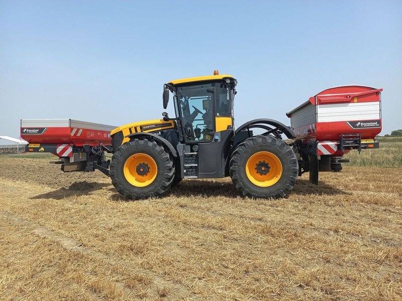 Geospreader mit zwei Düngerstreuern