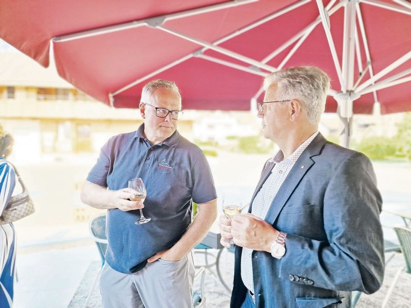 Roland Sahli von der Gourmino AG (links) tauscht sich mit Josef Dähler, Präsident von Simmentaler Original, aus.