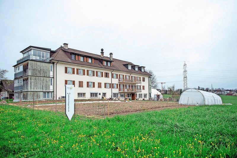 Haus und Hof Hermolingen mit dem neu angelegten Gemüsegarten.