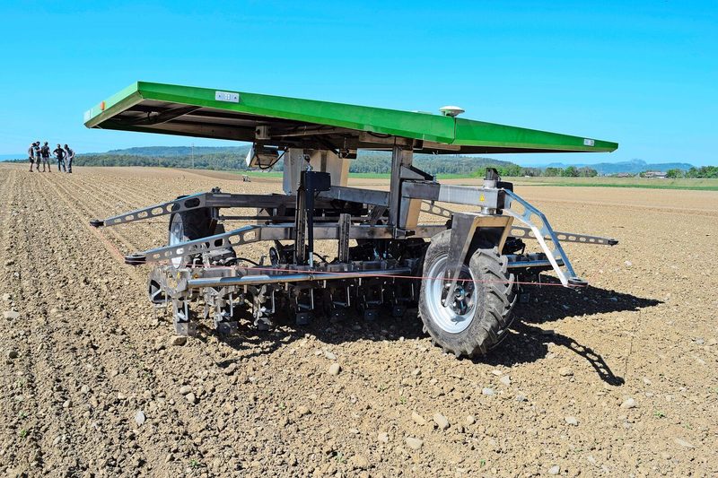 Auch schon auf Schweizer Feldern anzutreffen: Jät- und Hackroboter Farmdroid.