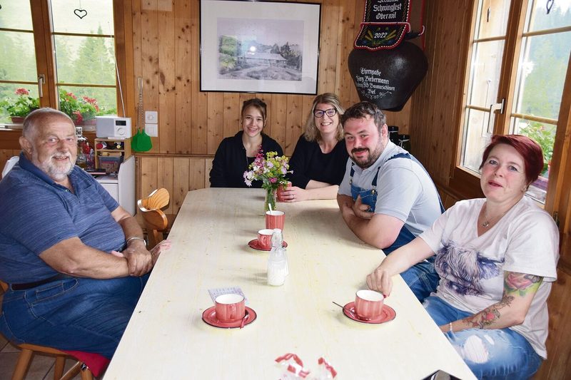 Gemütlich zusammen in der Alpbeiz Oschubi (v. l. n. r.): Fritz Trachsel, Rahel, Sandra Ledermann, Simon Messerli und BauernZeitung-Redaktorin Daniela Joder.