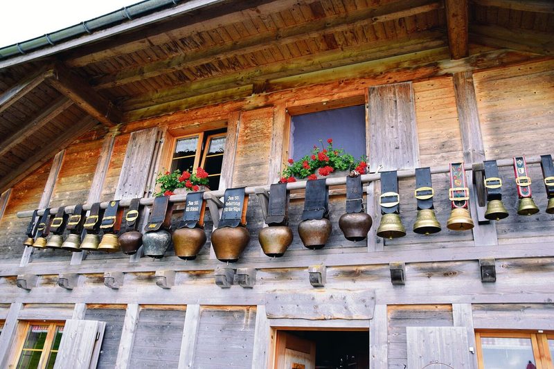 Viele Alphütten und Alpbeizli im Gurnigelgebiet sind mit Treicheln und Glocken geschmückt.