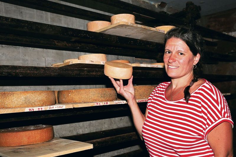 Einen Teil der eigenen Milch verarbeitet Amy Baumann zu Käse.