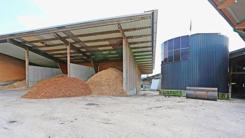 Die drei Boxen zur Trocknung und Vortrocknung der Schnitzel. Der Silo rechts ist ein Warmwasserspeicher, er gewährleistet die Liefersicherheit für das Fernwärmenetz.