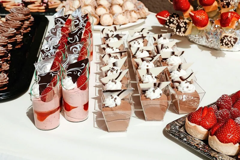 Marina Schmucki nutzt ihre Kreativität und bereitet Apéros oder Dessertbuffets vor.