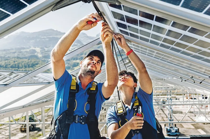 Die Solarmodule wurden von Insolight entwickelt und sind direkt in die Dachelemente integriert.