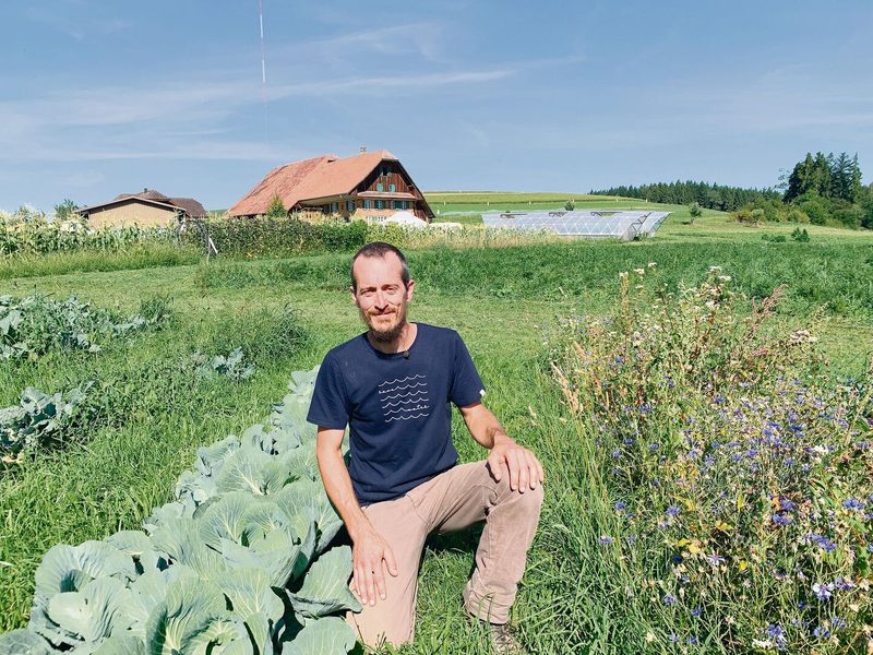 Markus Schwegler in der neu gestalteten Kulturlandschaft auf dem Katzhof mit viel Gemüse, wo das Wasser optimal gelenkt und so besser genutzt werden kann.