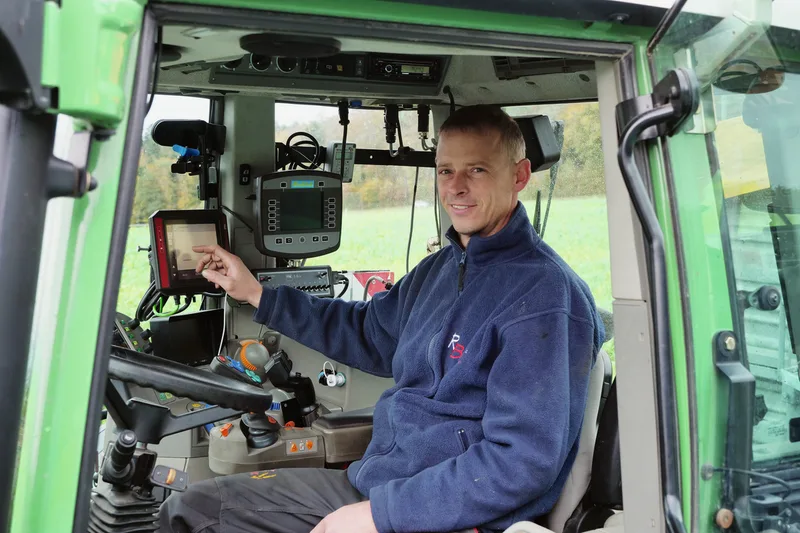 Pascal Johner von der RB Hightech AG erklärt die Einsatzmöglichkeitenverschiedener GPS-Genauigkeitsstufen. Bild: Beat Schmid