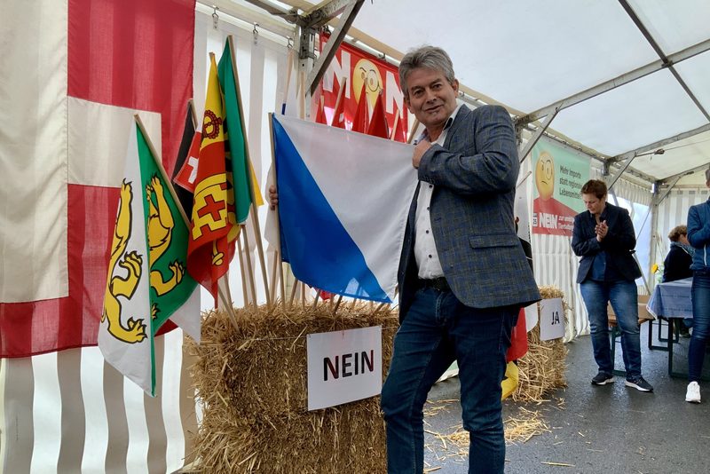Martin Haab mit der Fahne des Kantons Zürich.