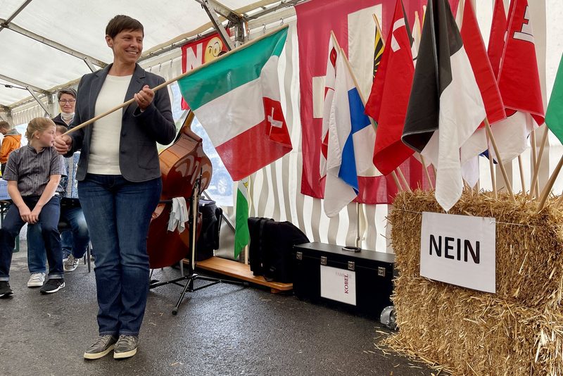 Anne Challande mit der Neuenburger Fahne.
