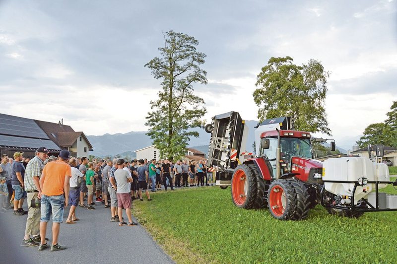 Mit der Feldspritze ARA setzt man im Linthgebiet auf Hightech