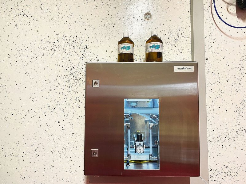 Der «Dairy Micro Sprayer»: Andreas Rickli verabreicht Kühen mit ansteigender Zellzahl das homöopathische Mittel «Hepar sulfuris».
