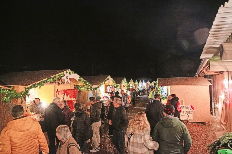 Nach dem Eindunkeln herrscht mit den beleuchteten Märithüsli eine besondere Stimmung auf dem Markt.