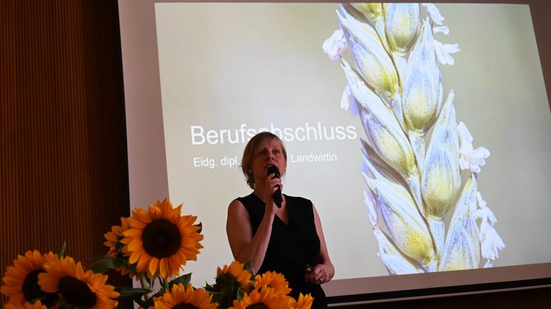 Die Rüttischüler lassen sich für ihren Berufsabschluss feiern