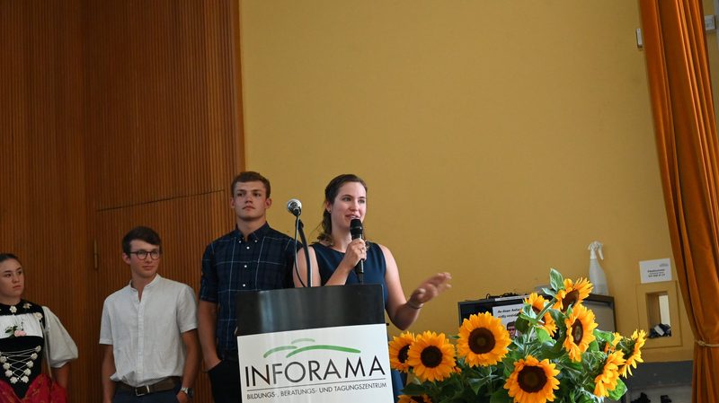 Die Rüttischüler lassen sich für ihren Berufsabschluss feiern