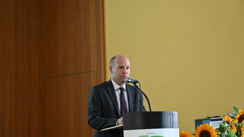 Die Rüttischüler lassen sich für ihren Berufsabschluss feiern