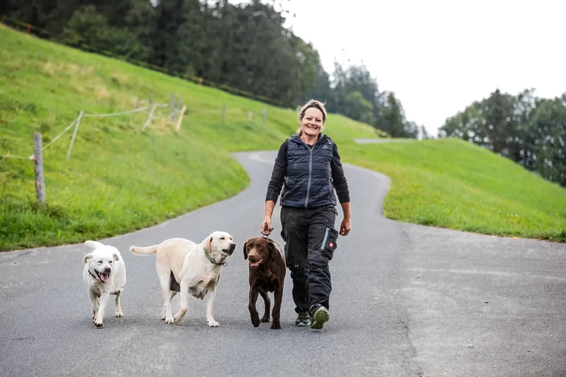 Die Hundezucht ist ein wichtiger Betriebszweig von Anna Neuenschwander. Bild: Pia Neuenschwander