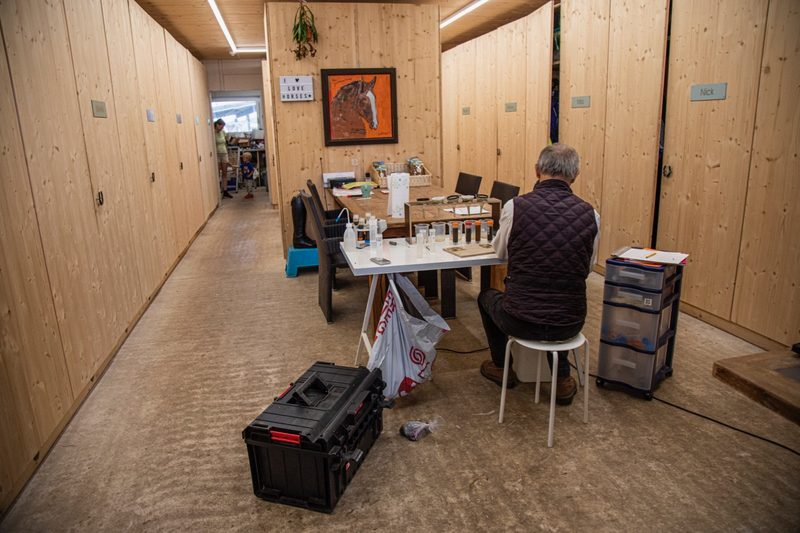 Guido Wehrle geht mit seinem mobilen Labor auf die Betriebe. Bild: Pia Neuenschwander
