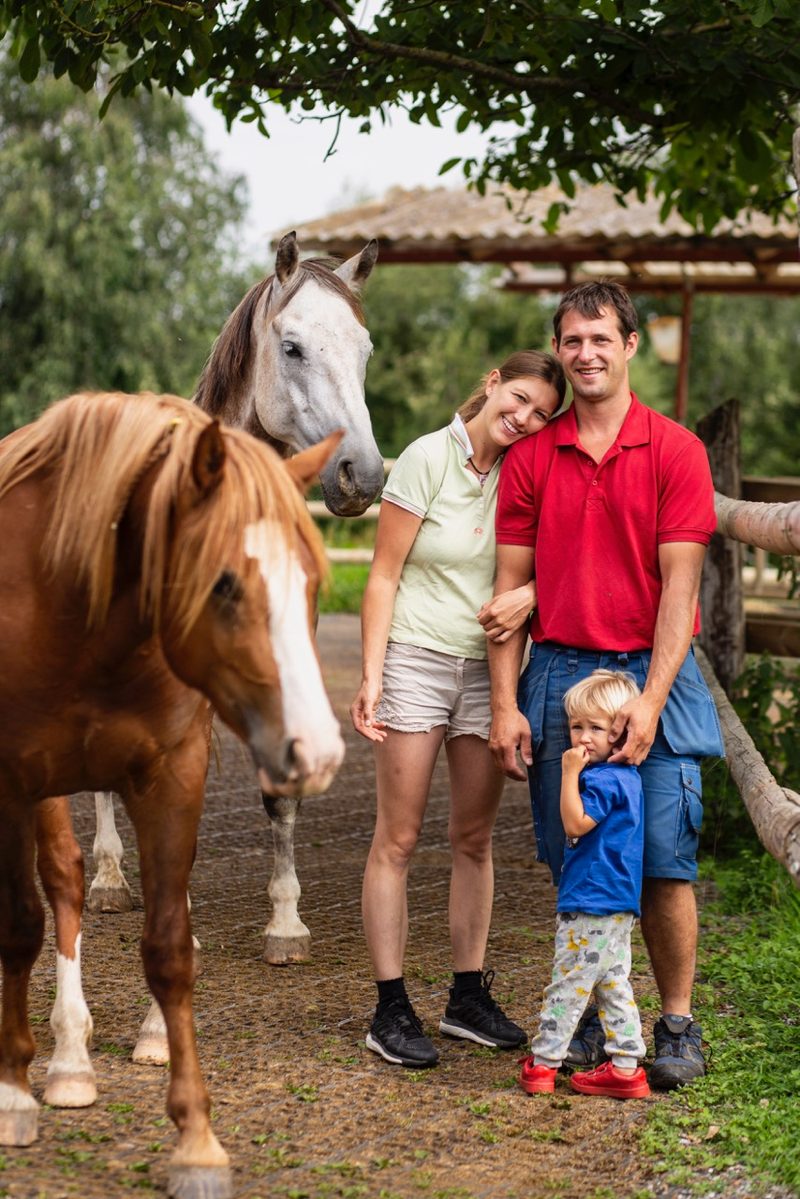Familie Anderhub aus Eschenbach LU entwurmt ihre Pferde selektiv. Bild: Pia Neuenschwander