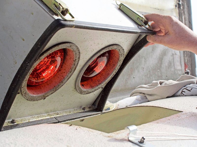 Das Solarium besteht aus zwei 250-Watt-Infrarotlampen. Die Vorrichtung ist mit einem 220-Volt-Anschluss und einem 3-Meter-Kabel ausgestattet.