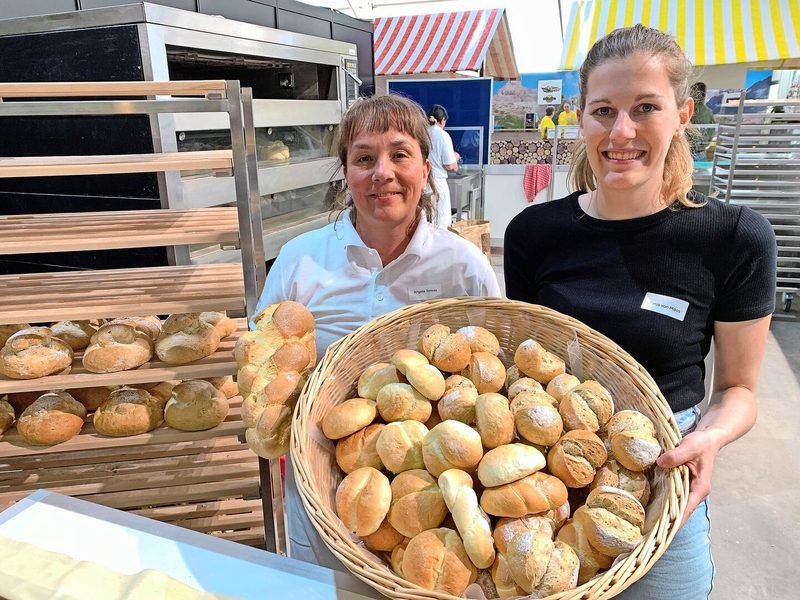 Angela Spiess und Tanja von Moos (r.) präsentieren Brote aus der Backstube der Bäuerinnen.