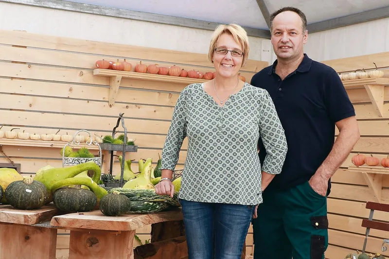 Barbara und Hansruedi Hunziker bieten ein Einkaufserlebnis im Hofladen und im Verkaufszelt – seit 25 Jahren.