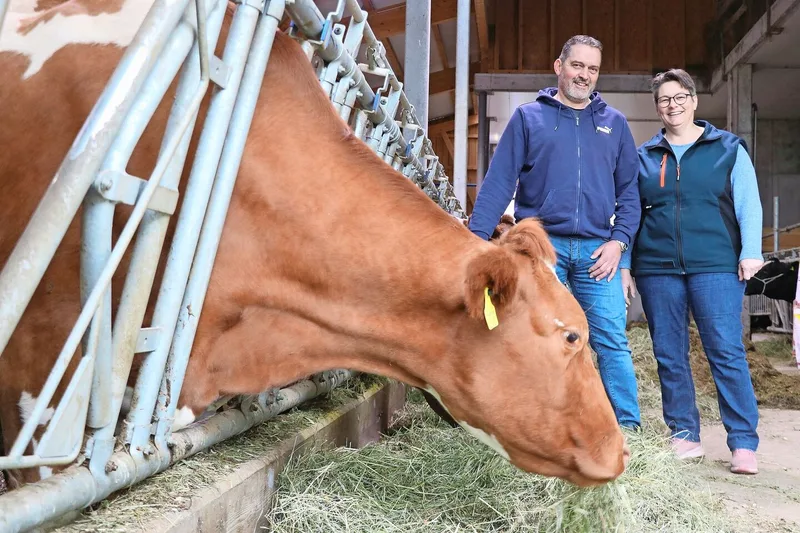 Roland und Sandra Reusser führen einen Landwirtschaftsbetrieb mit Milchwirtschaft. Als Nebenverdienst bieten sie soziale Dienstleistungen an.