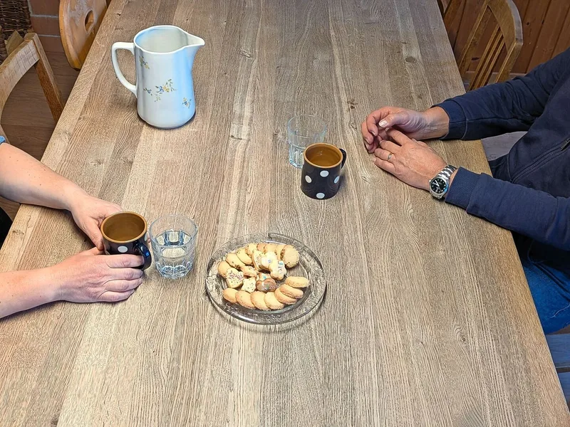 Am Esstisch finden gemeinsame Mahlzeiten und Gespräche unter vier Augen statt.
