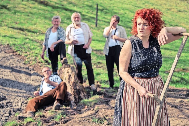 Die Dorfbevölkerung (im Hintergrund) macht im Stück der Hauptfigur Rötele das Leben schwer.