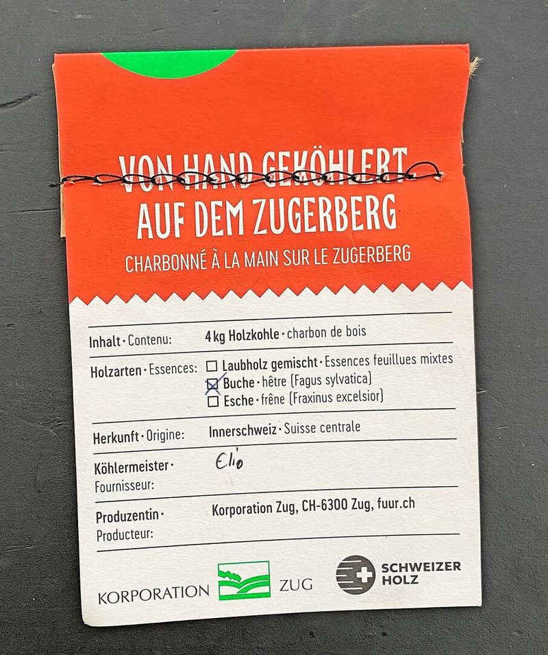Keine Massenware: An jedem Holzkohlesack der Zuger Holzkooperation hängt ein Etikett mit dem Namen des Köhlers.