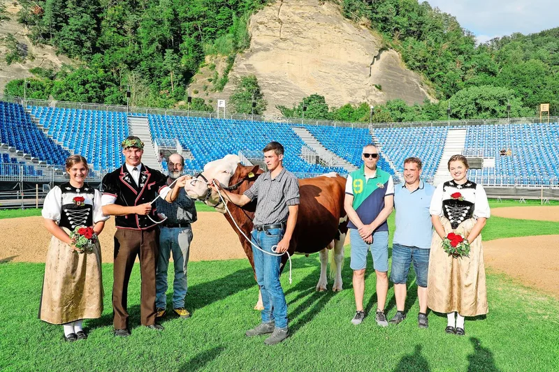 Einmal etwas Verrücktes tun – so nennt der Metzgermeister (Dritter von rechts) die letztes Jahr getätigte Lebendspende für ein Schwingfest.