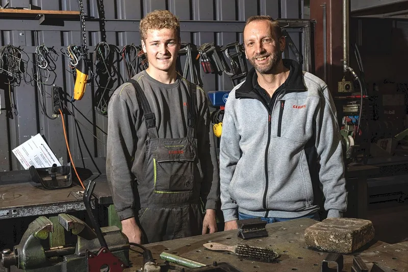 Die Schöpfer Landtechnik hat momentan drei Lernende im Betrieb. Einer davon ist der 18-jährige Nino Brüllhardt aus Tafers FR (links). Er befindet sich im dritten Lehrjahr. Der Standortleiter Rafael Bächler (rechts) legt Wert auf gute Ausbildung, damit das Handwerk erhalten bleibt.