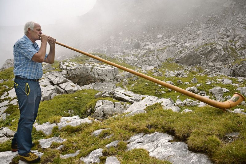Zum Abschied spielt Hans Ryter noch ein Ständchen. Es halt durch die Berge, das Echo ist gewaltig.